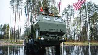 Estońska wieloprowadnicowa wyrzutnia rakietowa M142 HIMARS.