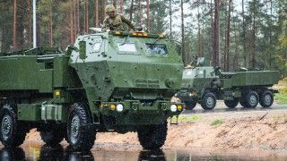 Estońska wieloprowadnicowa wyrzutnia rakietowa M142 HIMARS.