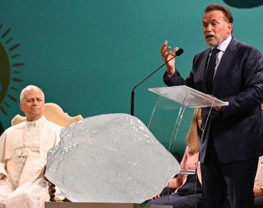 Papież Leon XIV i aktor Arnold Schwarzenegger.