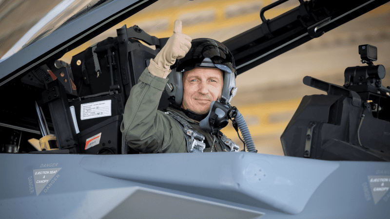 Gen. dyw. pil. Ireneusz Nowak w kabinie F-15EX