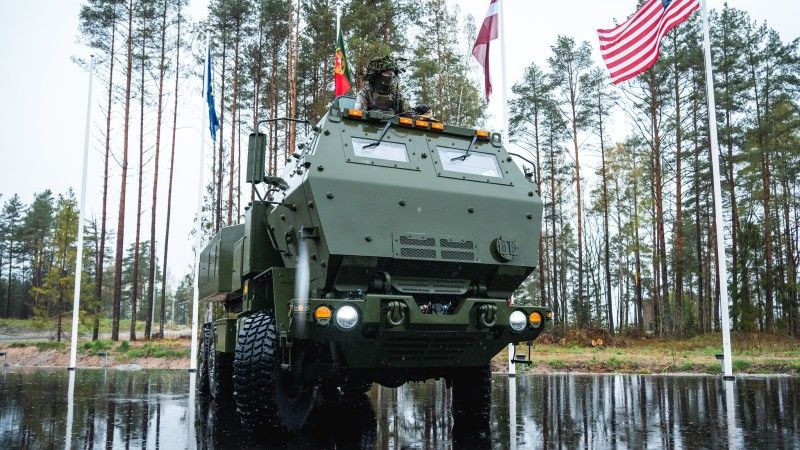 Estońska wieloprowadnicowa wyrzutnia rakietowa M142 HIMARS.