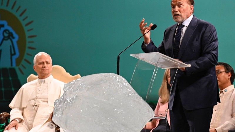 Papież Leon XIV i aktor Arnold Schwarzenegger.