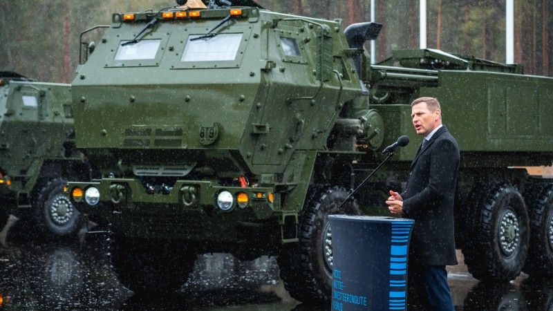 Estońska wieloprowadnicowa wyrzutnia rakietowa M142 HIMARS.