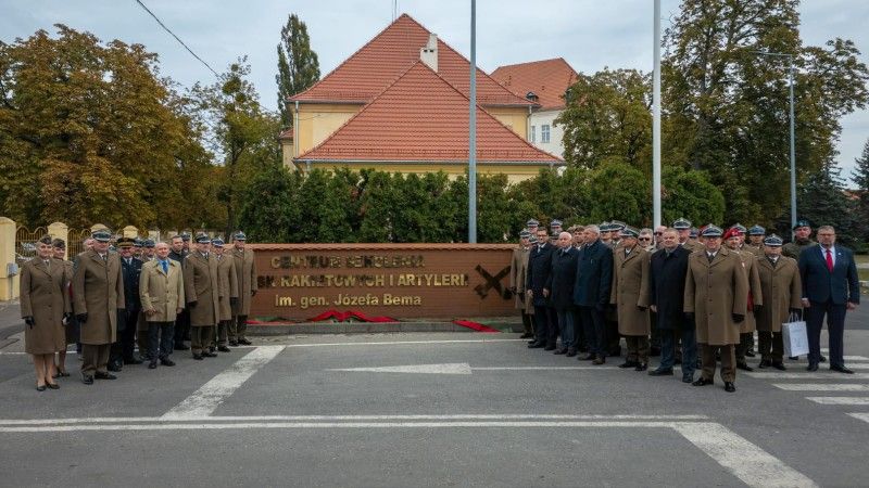 Pamiątkowe zdjęcie z uroczystego przemianowania Centrum Szkolenia Artylerii i Uzbrojenia na Centrum Szkolenia Wojsk Rakietowych i Artylerii im. gen. Józefa Bema.