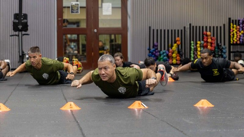 Starszy sierżant sztabowy Christopher P. Stevens i generał broni Brian E. Eifler w czasie szkolenie fizycznego w Camp Humphreys w Korei Południowej, 25 września 2025 r.