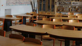 Jednym z najpoważniejszych problemów młodego pokolenia jest styczność z technologią. Czy można dzieciom zakazać korzystania z telefonów w szkołach, czy może oferują one nowe możliwości?