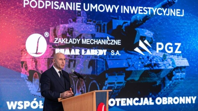 Prezes PGZ Adam Leszkiewicz podczas podpisania umowy inwestycyjnej