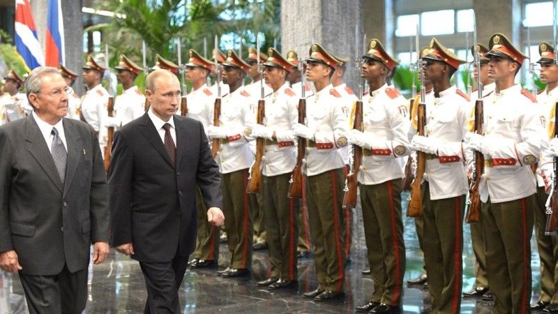 Spotkanie byłego prezydenta Kuby Raúla Castro z Władimirem Putine, w tle gwardia honorowa kubańskich rewolucyjnych sił zbrojnych (FAR)