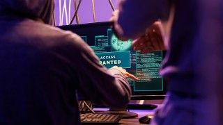 Cyberataki na Asahi i Jaguara zatrzymały produkcję w obu wspomnianych przedsiębiorstwach. O ile jednak Japończycy zaczęli przywracać działalność do normy, tak fabryki samochodów nadal stoją.