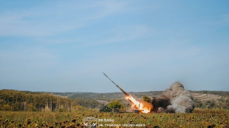 Ukraińska wieloprowadnicowa wyrzutnia rakietowa BM-27 Uragan należąca do 26. Samodzielnej Brygady Artylerii.