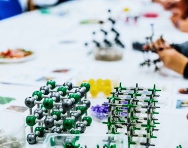modele pręcikowo-kulkowe składane przez uczniów na lekcji