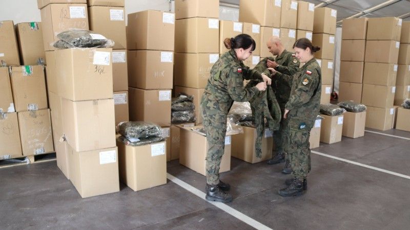 Dostawa kurtek zimowych z podpinką do magazynów 3 Regionalnej Bazy Logistycznej.