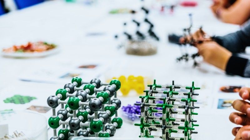 modele pręcikowo-kulkowe składane przez uczniów na lekcji