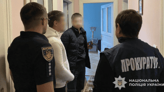 Sprawcy zostali zatrzymani dzięki współpracy policji, prokuratury oraz zespołu ds. cyberprzestępczości w Ukrainie.