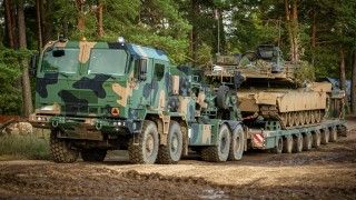Zestaw transportowy Jak należący do 18. Łomżyńskiego Pułku Logistycznego przewożący czołg M1A2 Abrams.