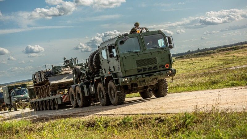 Zestaw transportowy Jak należący do 18 Łomżyńskiego Pułku Logistycznego przewożący wóz zabezpieczenia technicznego WZT-2.