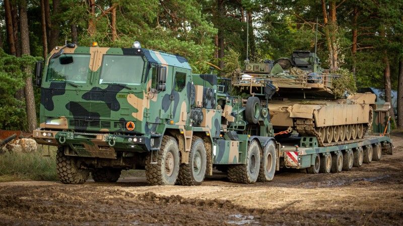 Zestaw transportowy Jak należący do 18. Łomżyńskiego Pułku Logistycznego przewożący czołg M1A2 Abrams.