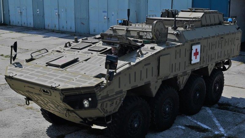Słowacki wóz ewakuacji medycznej na bazie transportera Patria AMX XP.