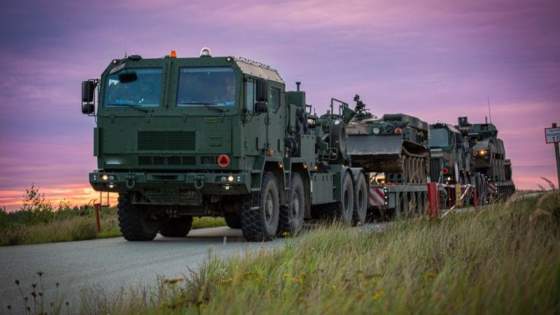 Zestawy transportowe Jak należące do 18 Łomżyńskiego Pułku Logistycznego przewożący wóz zabezpieczenia technicznego WZT-2 oraz KTO Rosomak.