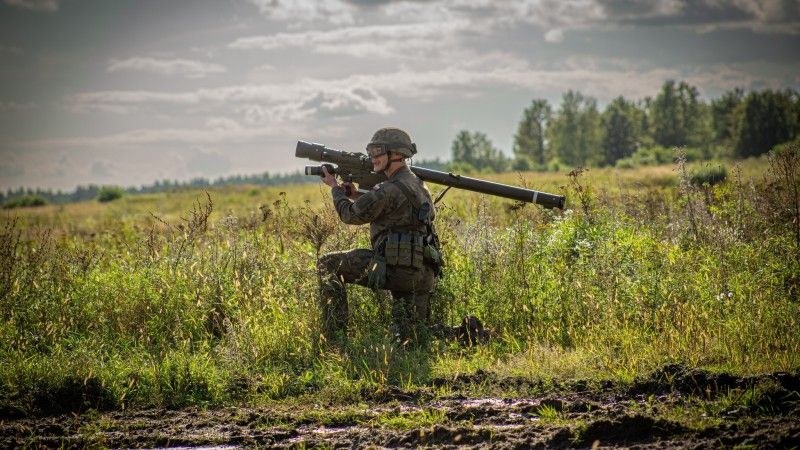Żołnierz z naramienną wyrzutnią pocisków przeciwlotniczych bardzo krótkiego zasięgu Piorun.