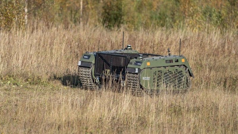 Bezzałogowa platforma gąsienicowa THeMIS podczas ćwiczeń w Szwecji.