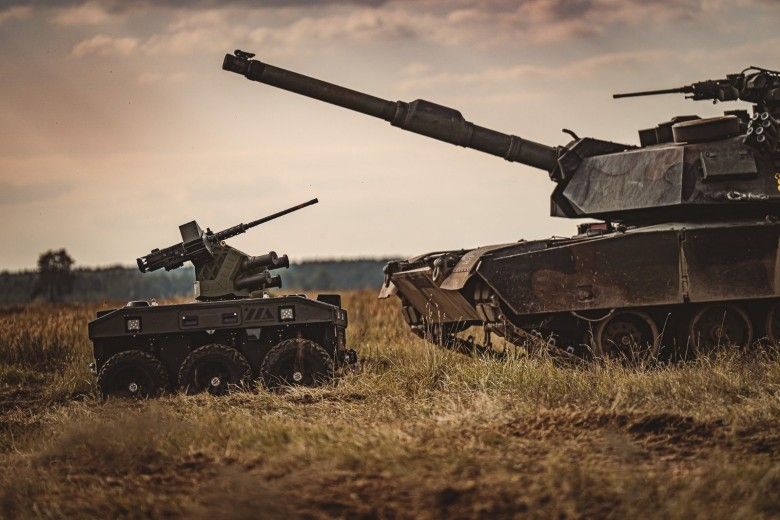 Uniwersalny Nośnik Lądowy UNL w odmianie Goblin podczas ćwiczeń Żelazny Obrońca-25 obok czołgu M1A1FEP.