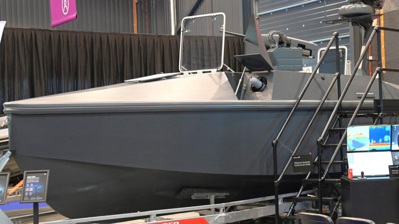 Dron rozpoznawczo-uderzeniowy StormRider z odsłoniętą wyrzutnią dla drona kamikaze Warmate