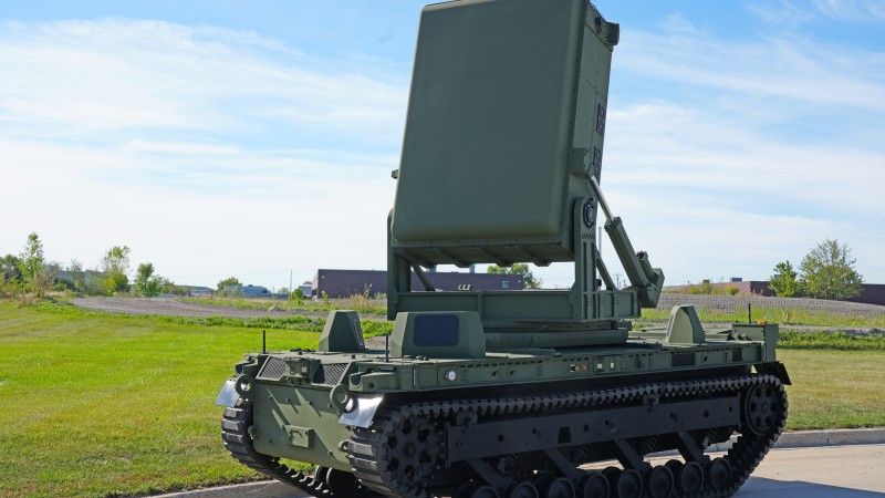 Zdalnie sterowana platforma gąsienicowa TrX od General Dynamics Land Systems, z emiterem mikrofal do zwalczania dronów systemu Leonidas od firmy Epirus.