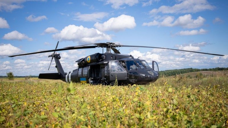 Przekazany Ukrainie w ramach akcji „Podarek dla Putina” śmigłowiec wielozadaniowy UH-60A+ Black Hawk o nazwie własnej Čestmir.