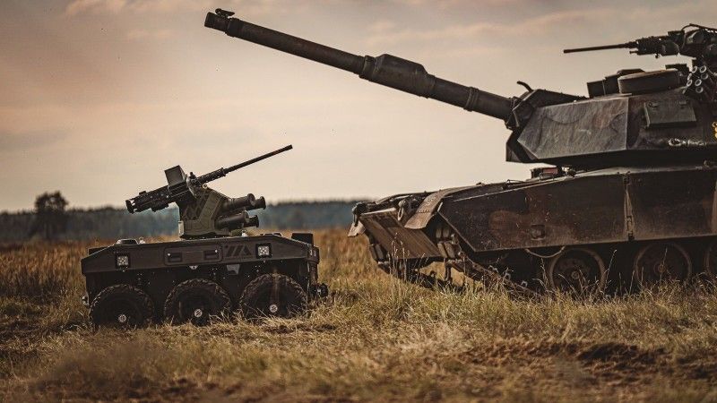 Uniwersalny Nośnik Lądowy UNL w odmianie GOBLIN podczas ćwiczeń Żelazny Obrońca-25 obok czołgu M1A1FEP.