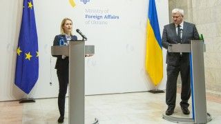 Politycy stoją za mównicami na tle flag UE i Ukrainy i napisu Ministry of Foreign Affairs of Ukraine