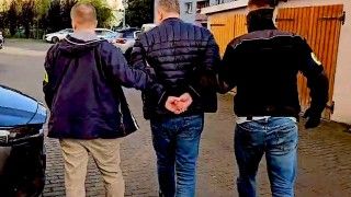 Zatrzymanie 57-latka, który posiadał i udostępniał materiały pedofilskie małoletnim dziewczynkom z Ukrainy.