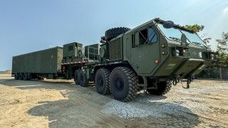 Należący do U.S. Army zestaw Typhon MRC (Mid-Range Capability) na amerykańsko-filipińskich ćwiczeniach wojskowych w 2024 roku.