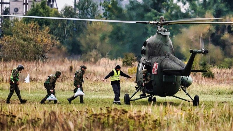 Uczestnicy szkolenia wsiadający do śmigłowca Mi-2.