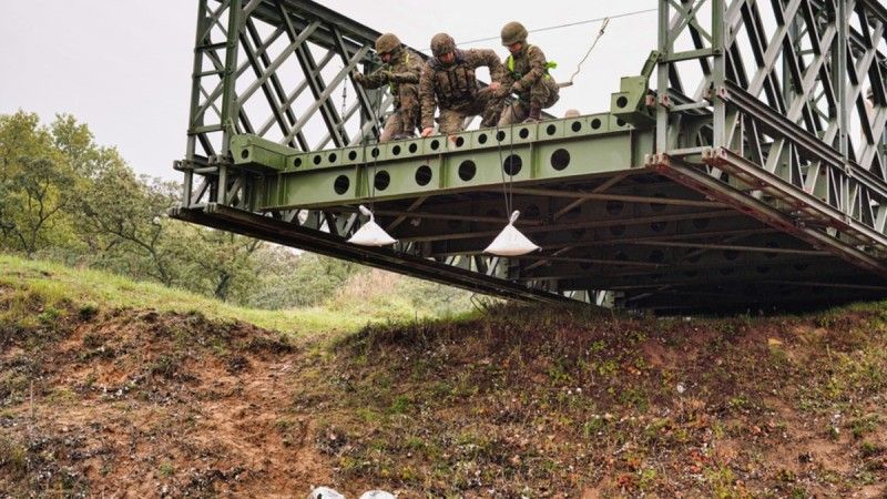 Saperzy podczas ćwiczeń mających na celu pozyskanie umiejętności zwalczania zatorów lodowych.