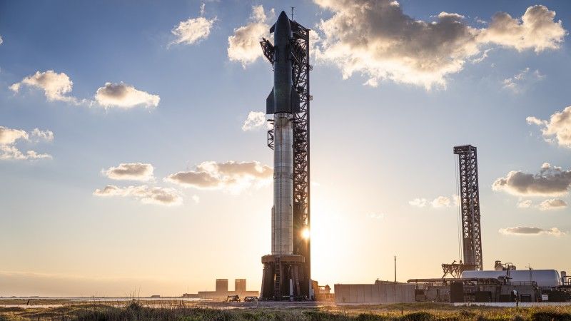 W pełni zintegrowany system nośny Starship/Super Heavy na platformie startowej w Starbase przed jedenastym lotem.
