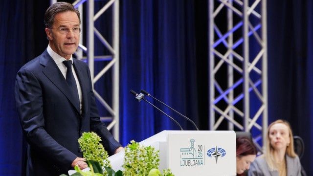 Rutte: nie w każdym przypadku trzeba zestrzeliwać rosyjskie samoloty