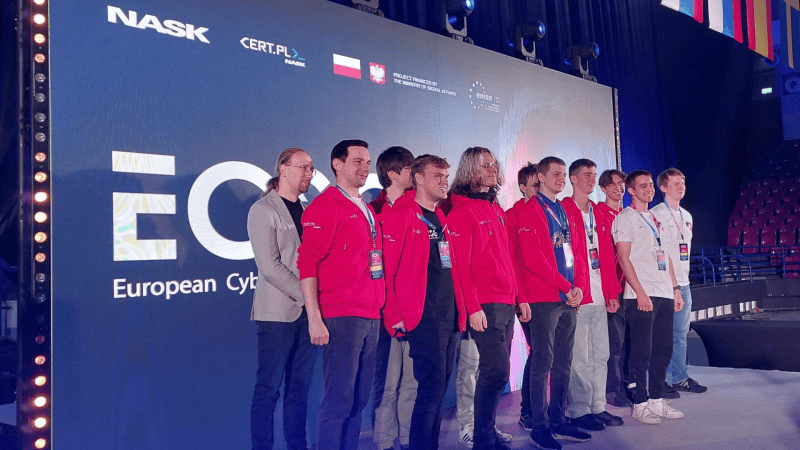 Polska drużyna zajęła 7. miejsce w tegorocznych zawodach ECSC2025. Mieliśmy zaszczyt porozmawiać z zawodnikiem oraz trenerem drużyny