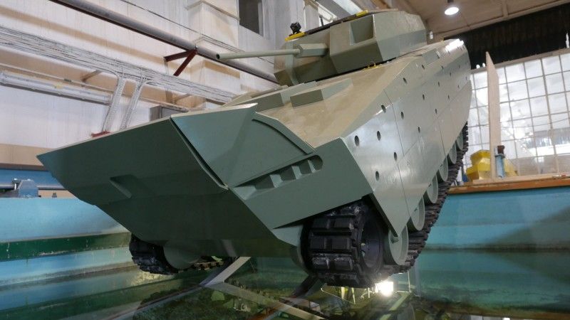 Model pływającego bojowego wozu piechoty.