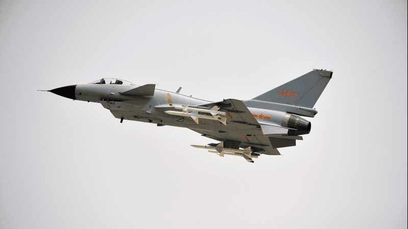 J-10A. Wersja C i CE różni się kształtem wlotu powietrza do silnika