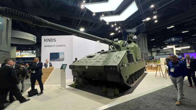 Armatohaubica samobieżna RCH 155 posadowiona na podwoziu transporter Boxer w odmianie gąsienicowej podczas targów AUSA 2025.