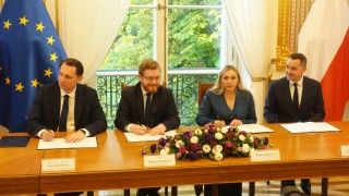 Na Uniwersytecie Warszawskim podpisano porozumienie dotyczące projektu Cyfrowy Bliźniak URE. Według wiceministra cyfryzacji, takie inicjatywy decydują o sprawności administracji.