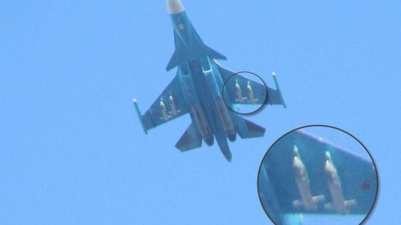 Rosyjski bombowiec Su-34 przenoszący bomby lotnicze wyposażone w zestawy UMPK-PD.
