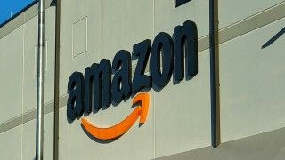 Amazon zakończył naprawę awarii, która w poniedziałek sparaliżowała część internetu. Firma wskazała również konkretną przyczynę i zapowiedziała ujawnienie szczegółów w sprawie.