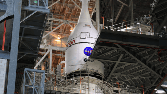Statek kosmiczny Orion zintegrowany z rakietą SLS.