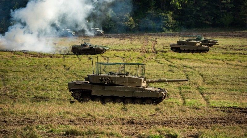Słowackie czołgi Leopard 2A4 oraz bojowe wozy piechoty BVP-2 z osłoną dodatkową w formie "daszku".