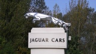 1,9 miliarda funtów, ponad pół tysiąca dotkniętych firm - tak prezentuje się krajobraz po cyberataku na Jaguara wg CMC. Eksperci sformułowali również zalecenia w celu uniknięcia podobnych zdarzeń.