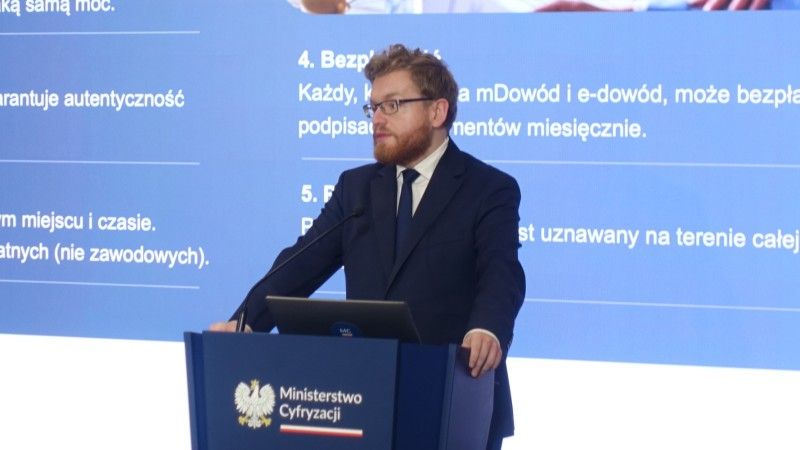 Ministerstwo Cyfryzacji ogłosiło wprowadzenie podpisów kwalifikowanych do mObywatela. Na etapie pilotażu będzie dostępnych 5 podpisów miesięcznie. Dariusz Standerski wyjaśnił, dlaczego.