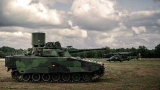 Szwedzki zestaw przeciwlotniczy Lvkv 90. Za nim lekki śmigłowiec HKP 15A (AW109).