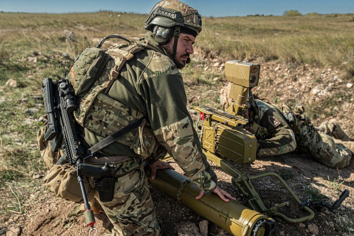 Syn premiera Węgier zwolniony z armii